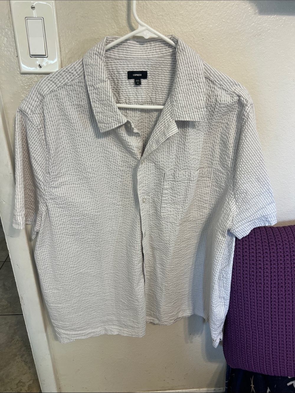 Express Men's Short-Sleeve Seersucker Button-Down Shirt - size xl